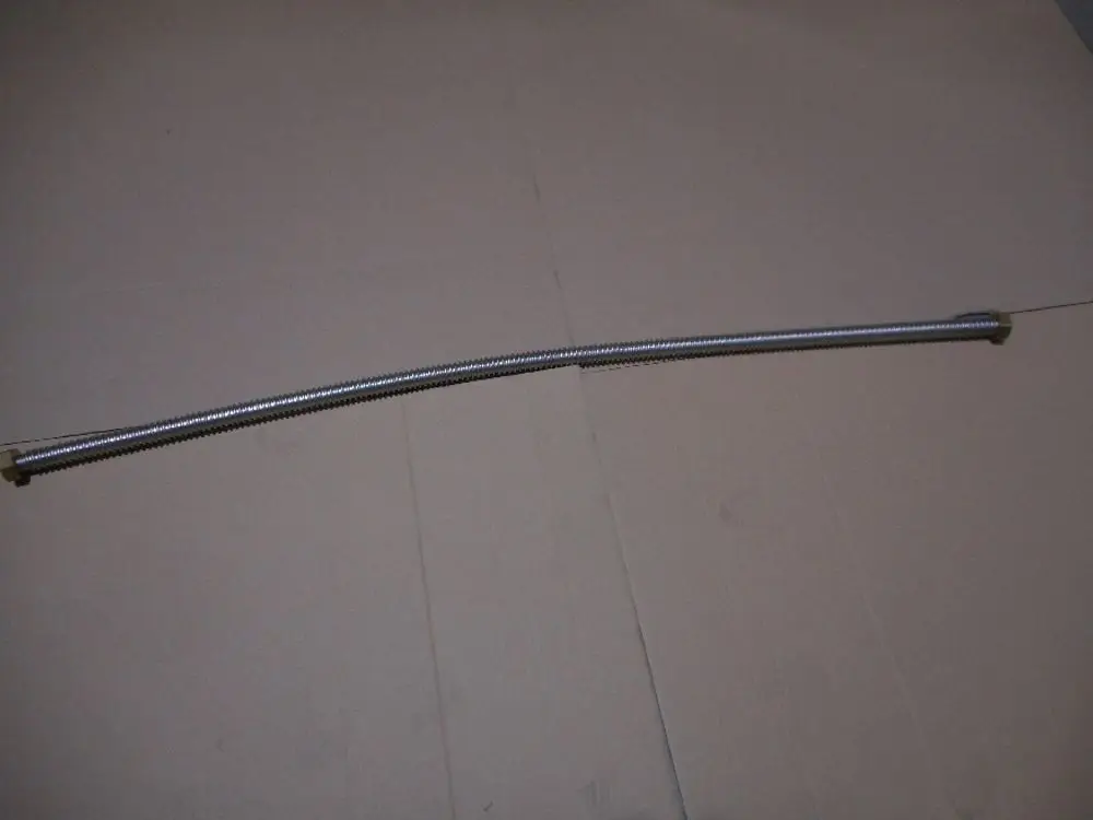 Edelstahlrohr mit gewellter Oberfläche, horizontal verlegt, auf hellem Untergrund. Marke: Remeha.